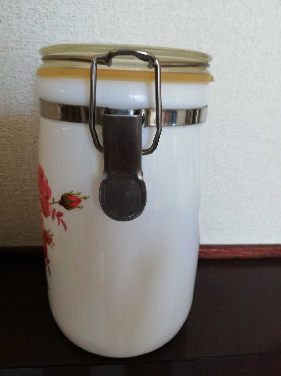  new goods .. bin air-tigh bin preservation container .. container canister kitchen Showa Retro floral print white se-la Mate . white pop cute 