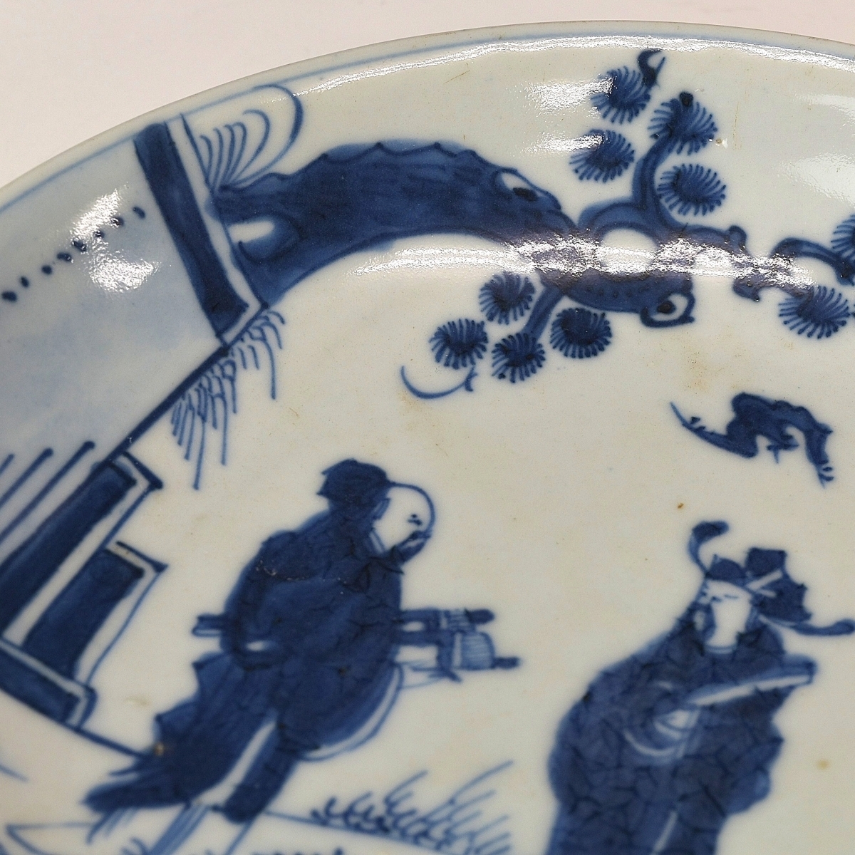 【趣楽】 中国古玩　明時代末期頃　古染付文人図飾り皿　直径１９，８ｃｍ　Ｄ１７２１_画像3