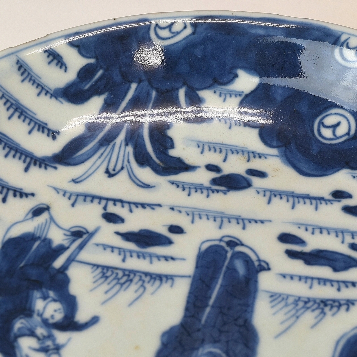 【趣楽】 中国古玩　明時代末期頃　古染付文人図飾り皿　直径１９，８ｃｍ　Ｄ１７２１_画像5