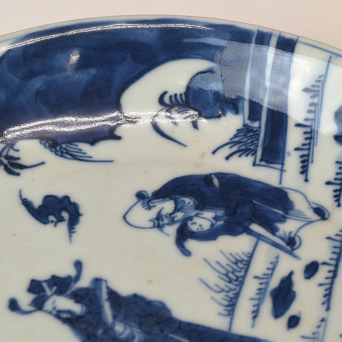 【趣楽】 中国古玩　明時代末期頃　古染付文人図飾り皿　直径１９，８ｃｍ　Ｄ１７２１_画像4