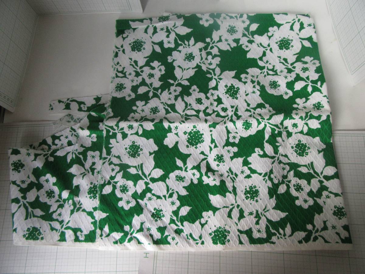 ◆ハギレ：ダイヤ模様の織に鮮やかなグリーン色 白い花,葉模様で大変鮮やかで綺麗な端切れ１枚です。変型生地です 緑色 自宅保管商品Ｅ０６
