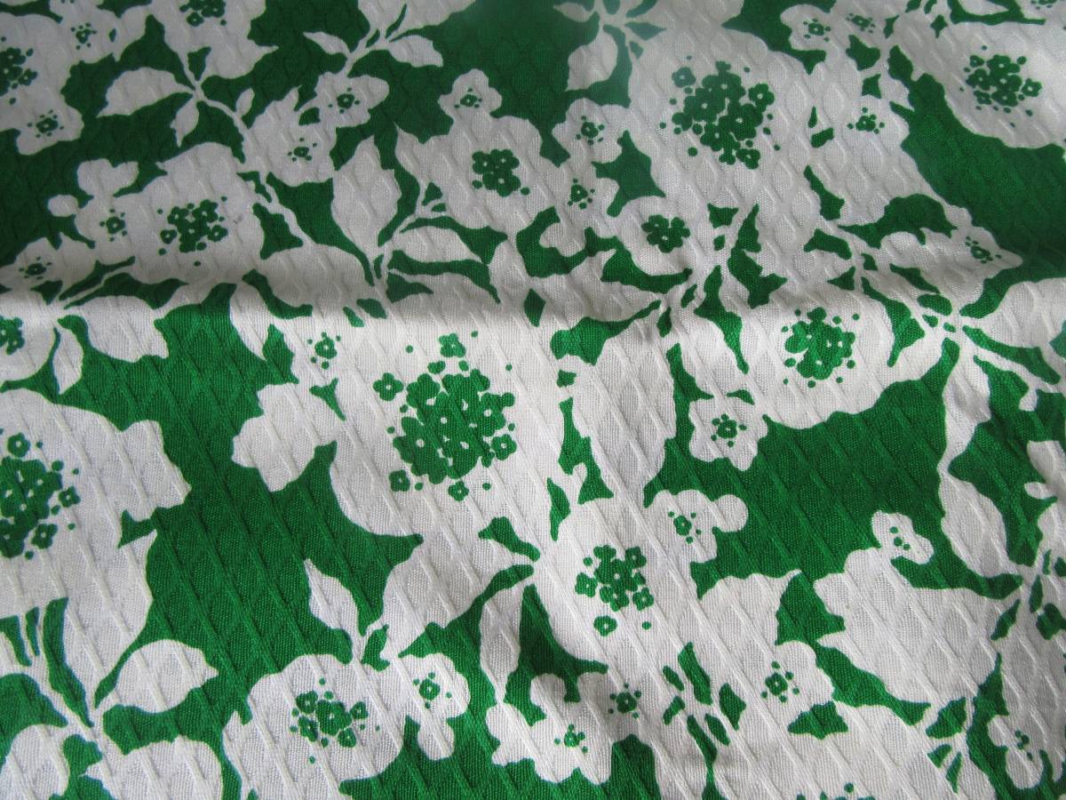 ◆ハギレ：ダイヤ模様の織に鮮やかなグリーン色 白い花,葉模様で大変鮮やかで綺麗な端切れ１枚です。変型生地です 緑色 自宅保管商品Ｅ０６_画像3