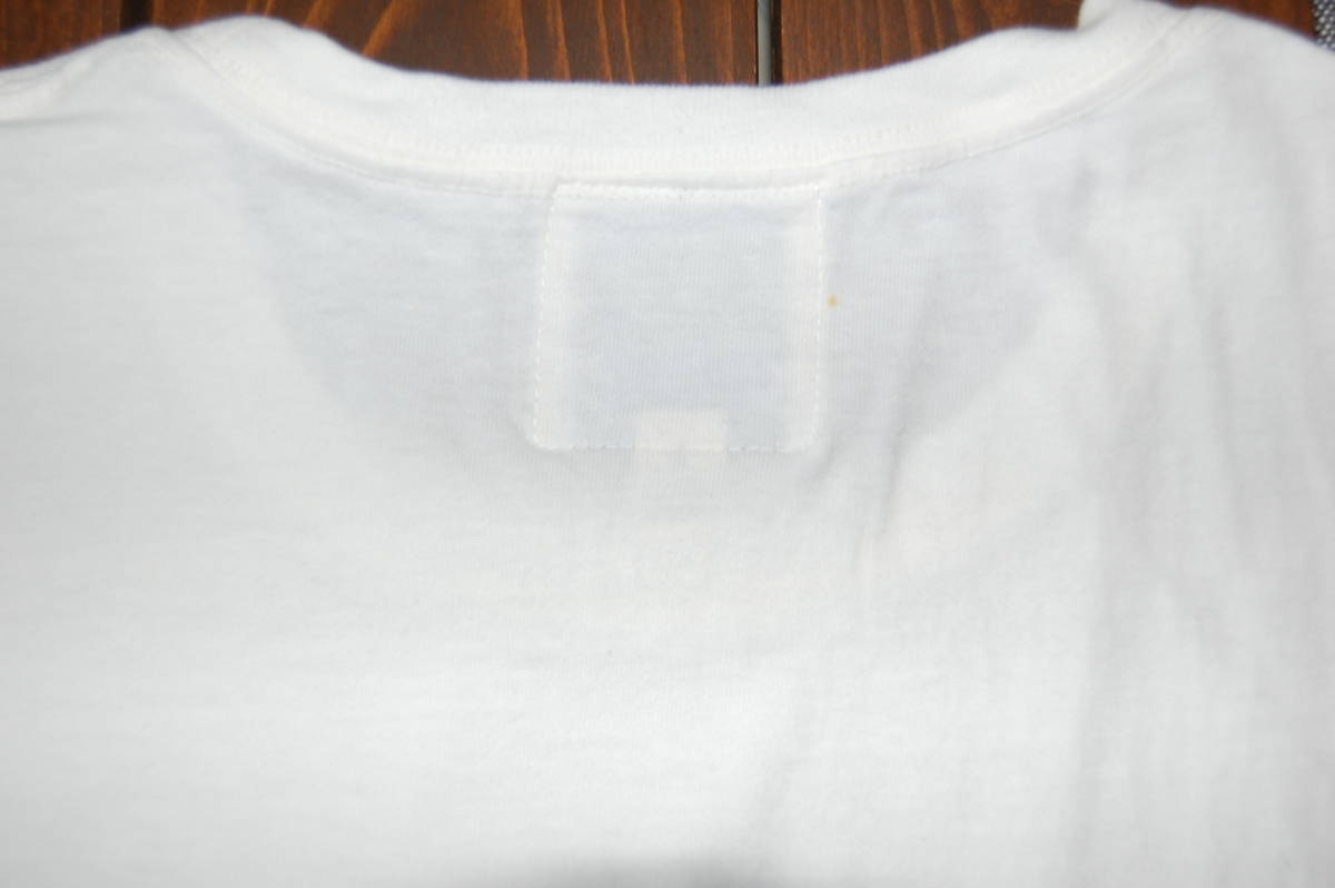 【新品未使用】汚れ有 GDC botanic tee タイポグラフィ スタイリスト 熊谷隆志 グラフィック S Tシャツ ロゴ ユニセックス ホワイト 日本製_背中上、首裏、裾２か所汚れあり。