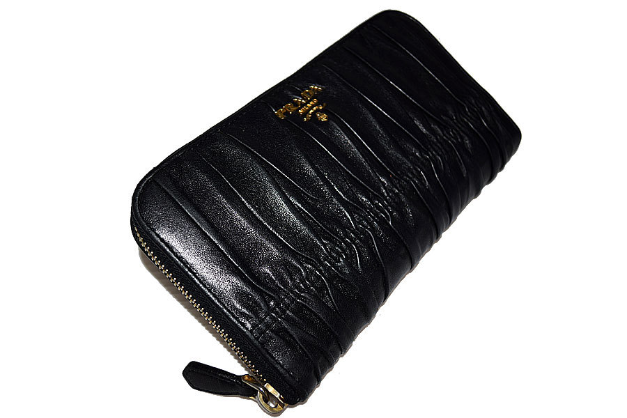 ☆美品☆PRADA☆プラダ ギャザー レザー メタルロゴ ラウンド