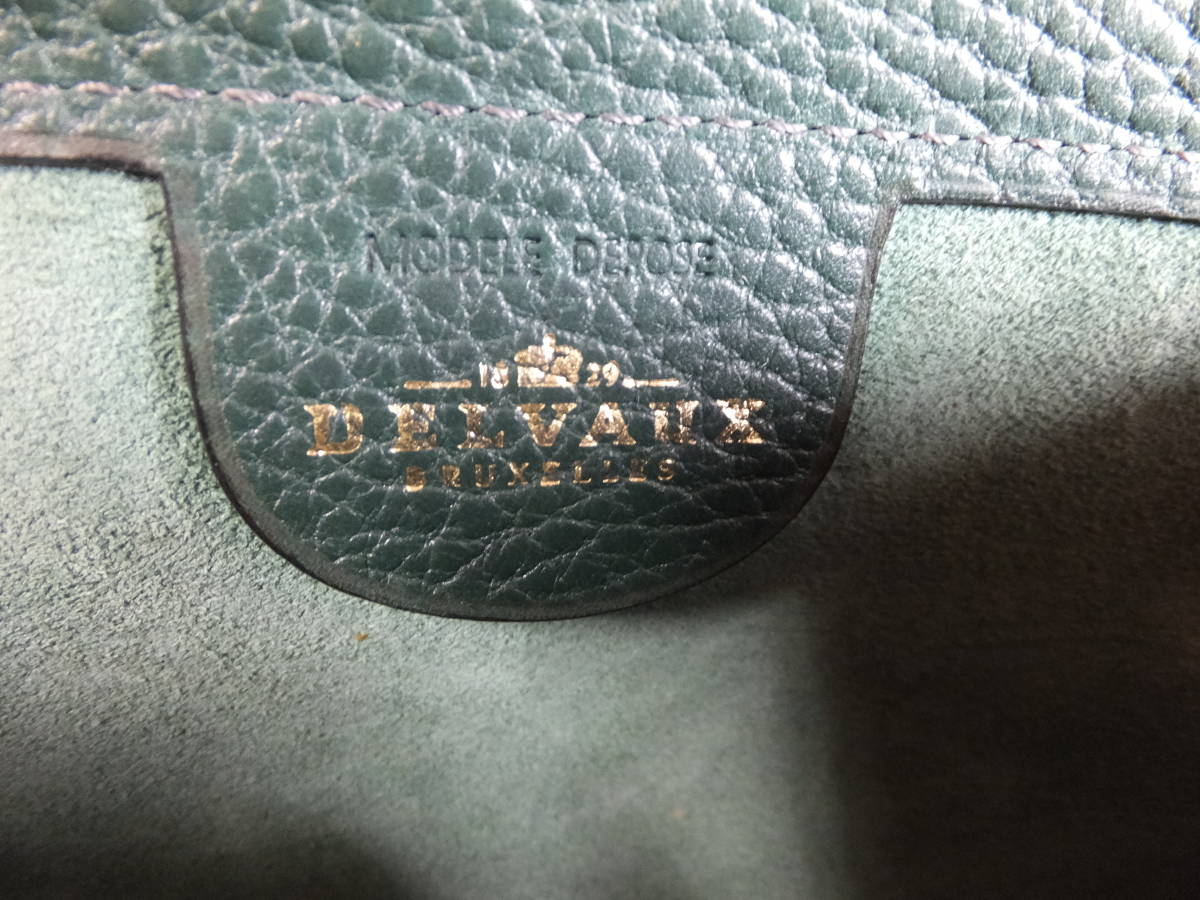 DELVAUX 金の箔押しロゴ