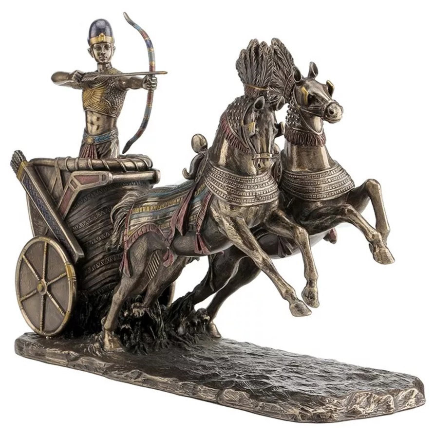 チャリオット（２頭馬車）の上から弓を射る ラムセスII世 古代エジプト ファラオ 彫刻 彫像(輸入品