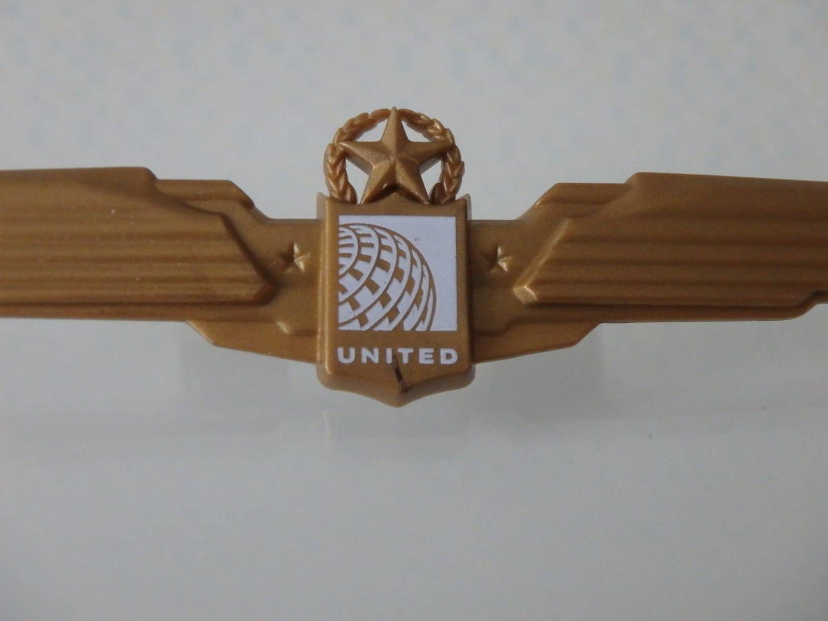 【ユナイテッド航空 バッジ ブローチ ノベルティ United Airlines UNITED】_Iの字下にインク？しみがあります