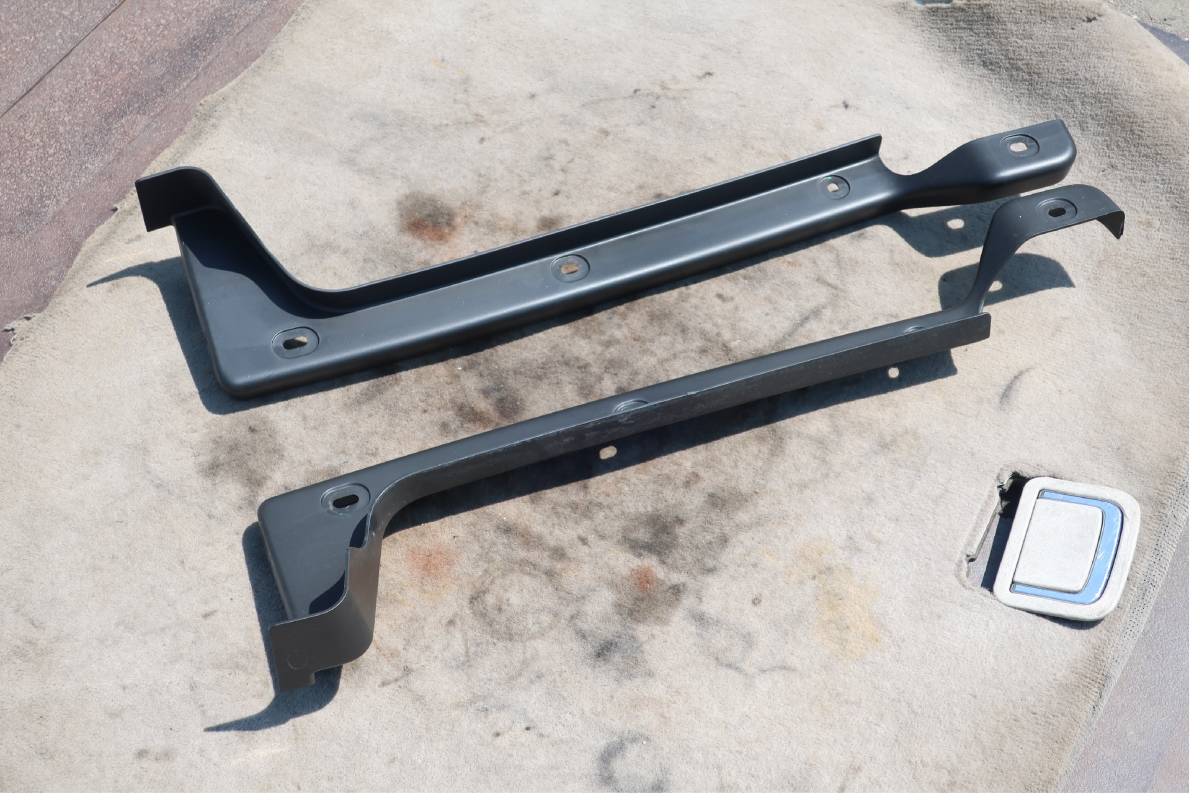 R2 2PG-CYJ77C ISUZU GIGA ギガ 4軸低床 純正 フロントバンパー サイドプロテクター モール コーナーモール 黒素地 左右 SET 新車外しNO30