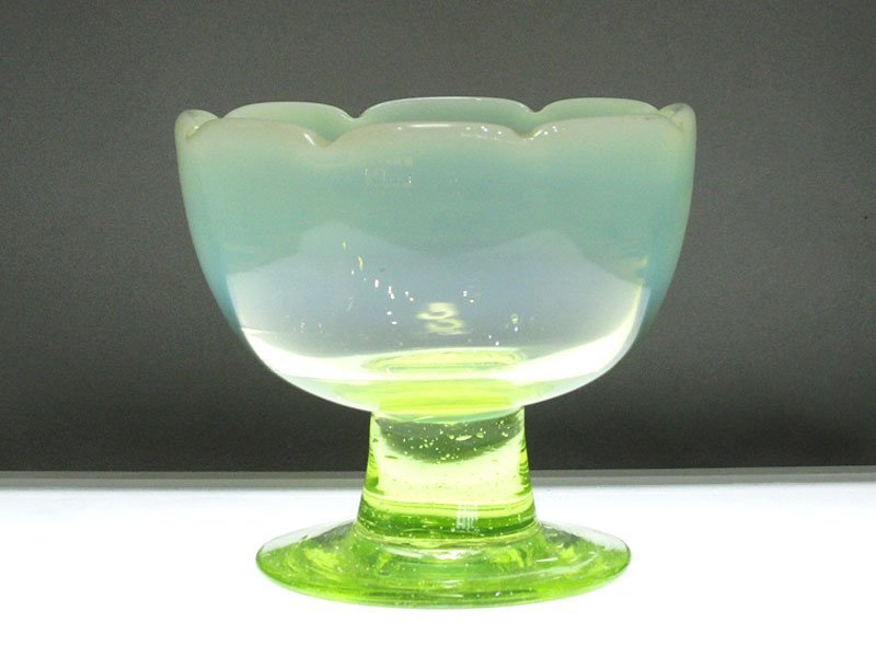 3581 氷コップ 輪花 乳白 ウランガラス 当時物/花縁 和ガラス アイス 