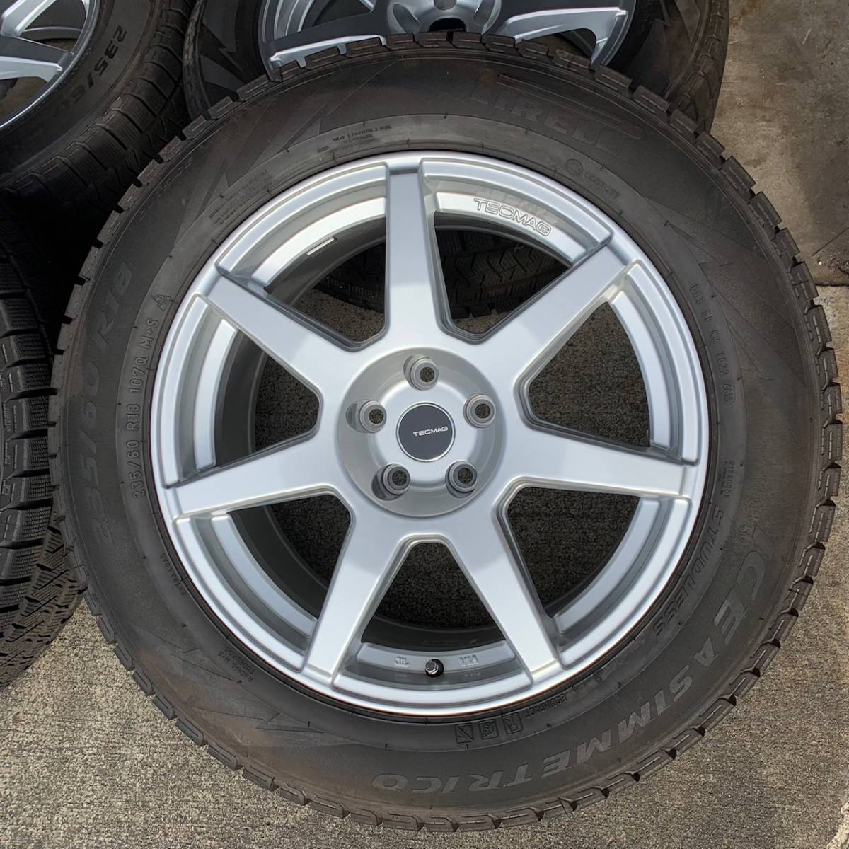 使用走行1,000km未満 ポルシェ マカン TECMAG テクマグ ピレリ アイスアシンメトリコ 235/60R18 107Q スタッドレスタイヤホイール4本セット_画像3
