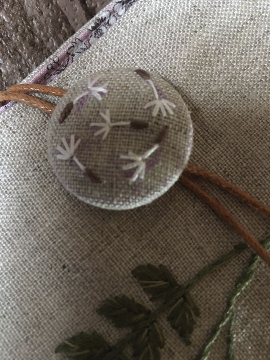 お花の手刺繍*ふっくらまあるいトートバッグ*持ち手本革*ハンドメイド_画像6