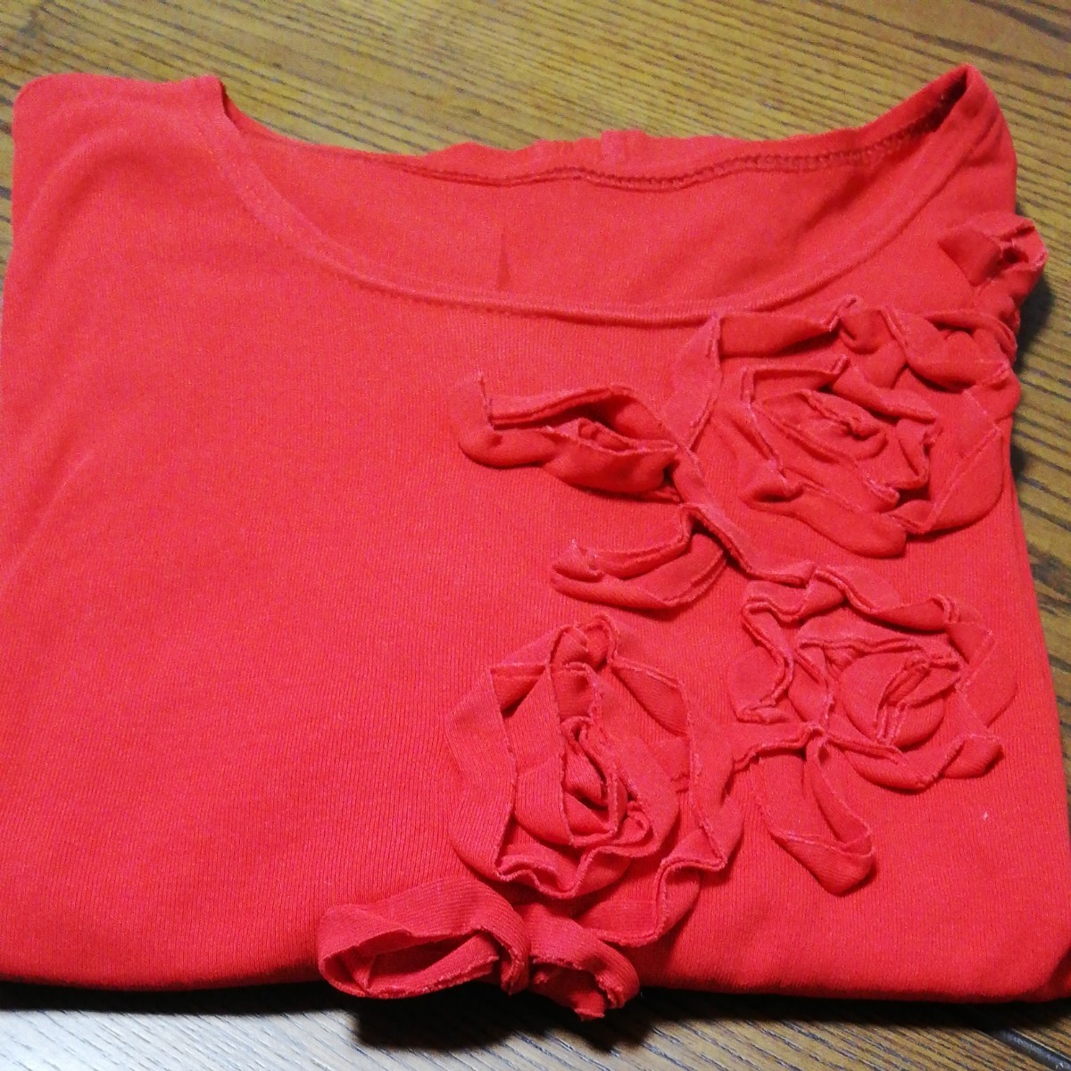 花柄おしゃれTシャツ社交ダンス練習着体操普段着にも着回せる半袖シャツ赤系に花柄つきTシャツサイズ記載なしレディースTシャツ半袖中古