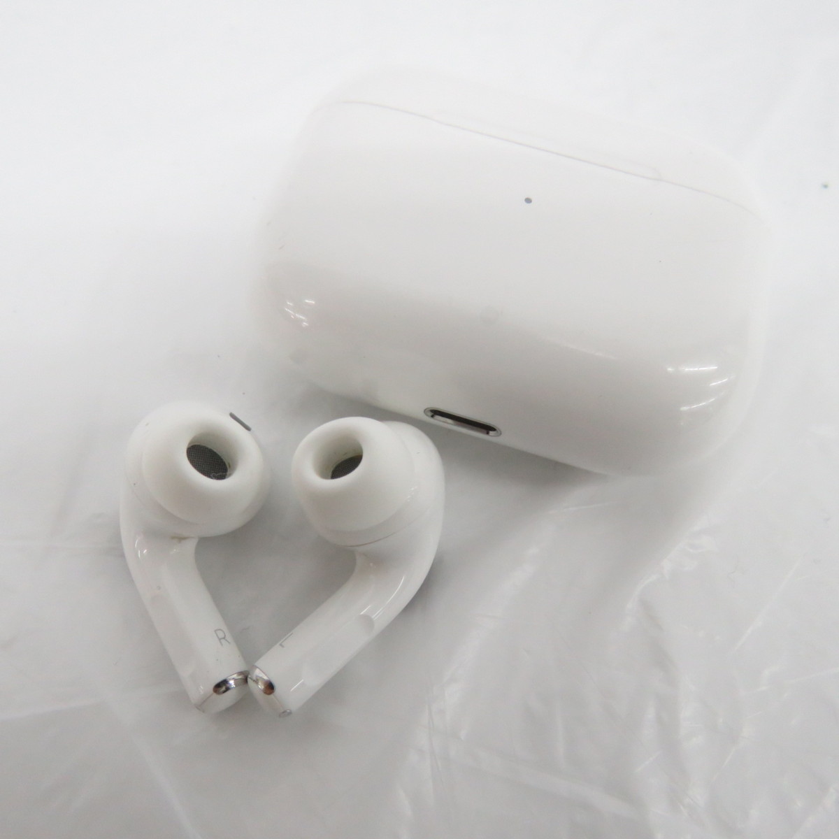 【中古品】Apple アップル ワイヤレスイヤホン AirPods Pro with Wireless Charging Case MWP22J/A イヤホン+ケースのみ 11042188_画像1