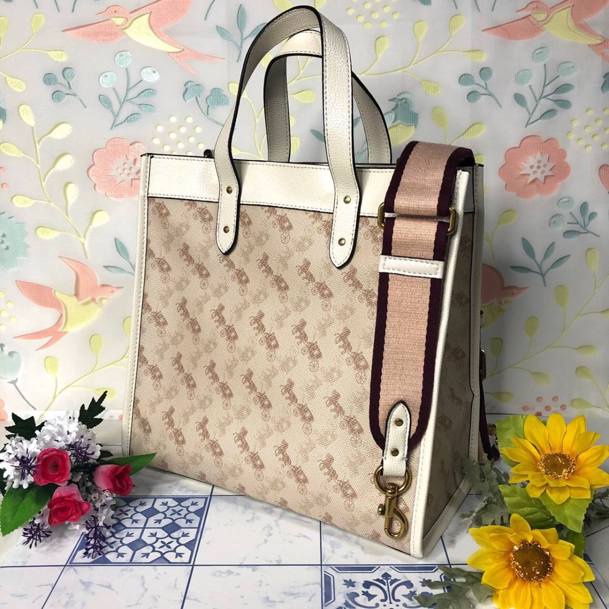 新作ウエア COACH コーチ トートバッグ 馬車柄 ブラウン ホワイト eu