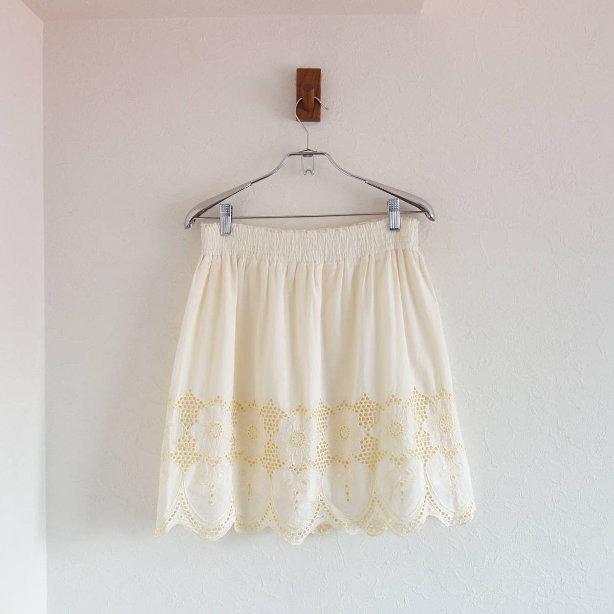 *NATURAL BEAUTY BASIC( Natural Beauty Basic ) embroidery entering skirt *