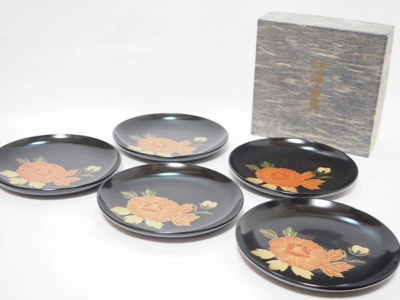 A0833 輪島塗 牡丹図 銘々皿 5客揃 紙箱付 ☆ 茶道具 抹茶道具 茶器 抹茶器 茶懐石 茶事 木製 漆器 金彩 皿 菓子皿 菓子器 干菓子器 セット