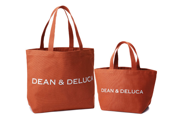 DEAN&DELUCA★チャリティートート2021★テラコッタオレンジ Lサイズ _右側のSサイズは、参考商品です。