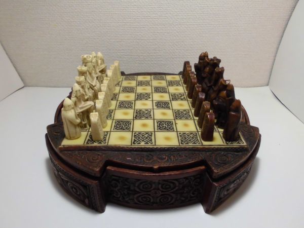 ★アンティーク風　ルイス島のチェス＆チェスボードセット　ヒストリークラフト製