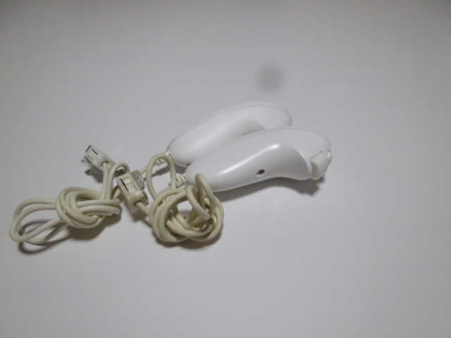 N045《送料無料 即日発送 動作確認済》Wii　ヌンチャク　2個セット　VL-004 任天堂　純正　白　ホワイト