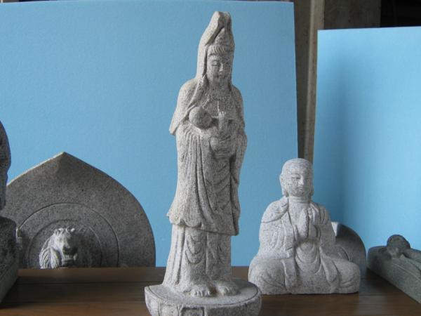 白御影石製 観音像・白衣子持ち観音像・仏教美術品・仏像・仏具・彫刻品・仏様・石仏