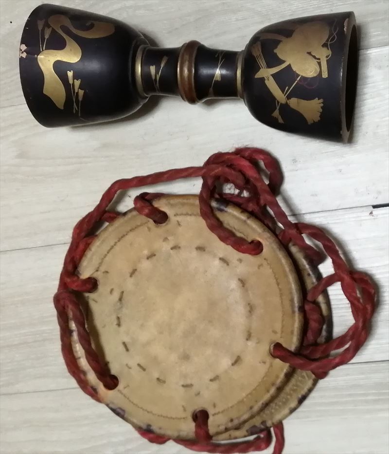  era thing gold lacqering armor bow . old hand drum ... hand drum. leather hand drum leather talent comfort . comfort traditional Japanese musical instrument Japan dancing 