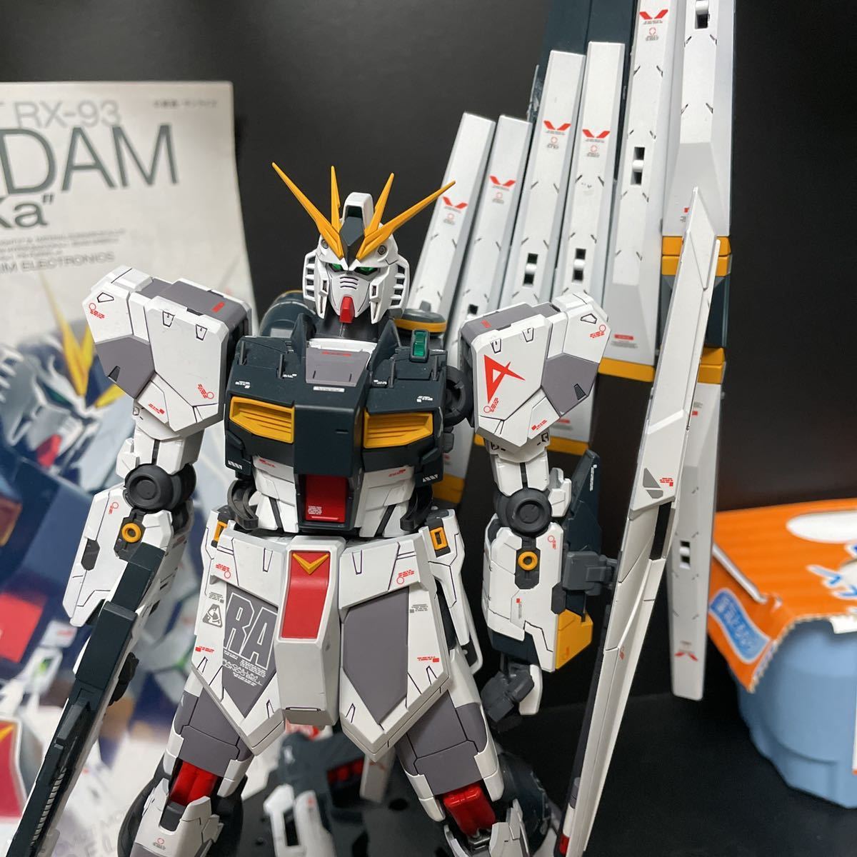 MG RX-93 νガンダム Ver.Ka カトキハジメ　ニューガンダム 逆襲のシャア　ガンプラ 1/100 マスターグレード BANDAI 完成品 塗装済み _画像2