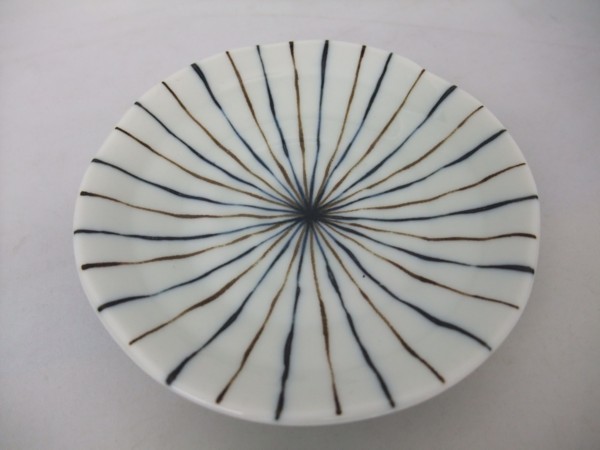 日本製　美濃焼　京十草　中皿　１３．７ｃｍ　　温かみあるデザインです_画像1