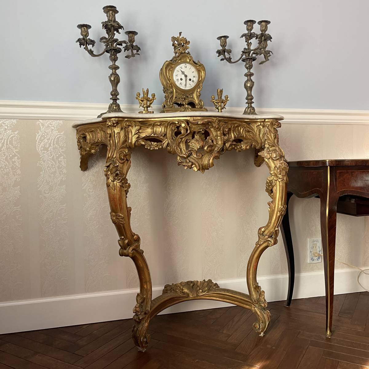 フランス アンティーク ルイ15世様式 大理石 彫刻 猫脚 コンソールテーブル 天板に大理石が敷かれたルイ15世様式のネコ脚ナイトテーブル