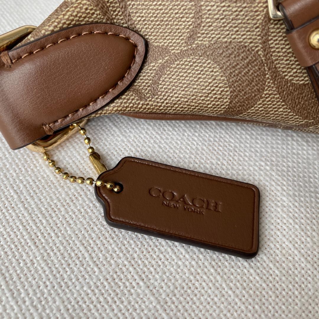 極美品> COACH コーチ シグネクチャー ウエストバッグ 極美品> COACH コーチ シグネクチャー ウエストバッグ