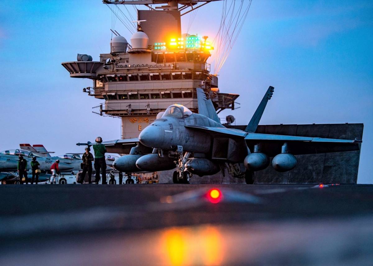Paypayフリマ ポスター サイズ 光沢高画質印刷 F A 18 6 検 飛行機 軍用機 戦闘機 爆撃機 空軍 海軍 空母 ミサイル 空中戦 トップガン ホーネット