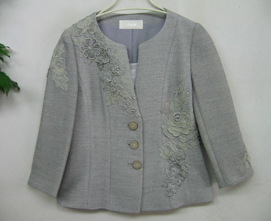 【限定特価】 38 高級七分袖ジャケット 花刺繍♪ ★ 日本製 MAGGY GINZA 銀座マギー お花モチーフ グレー系 ノーカラー Mサイズ 【限定特価】 38 高級七分袖ジャケット 花刺繍♪ ★ 日本製 MAGGY GINZA 銀座マギー お花モチーフ グレー系 ノーカラー Mサイズ