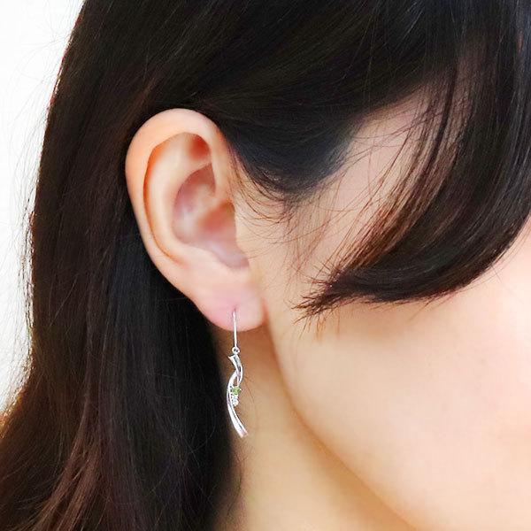 揺れるピアス レディース 18k フックピアス 8月誕生石 ペリドット k18