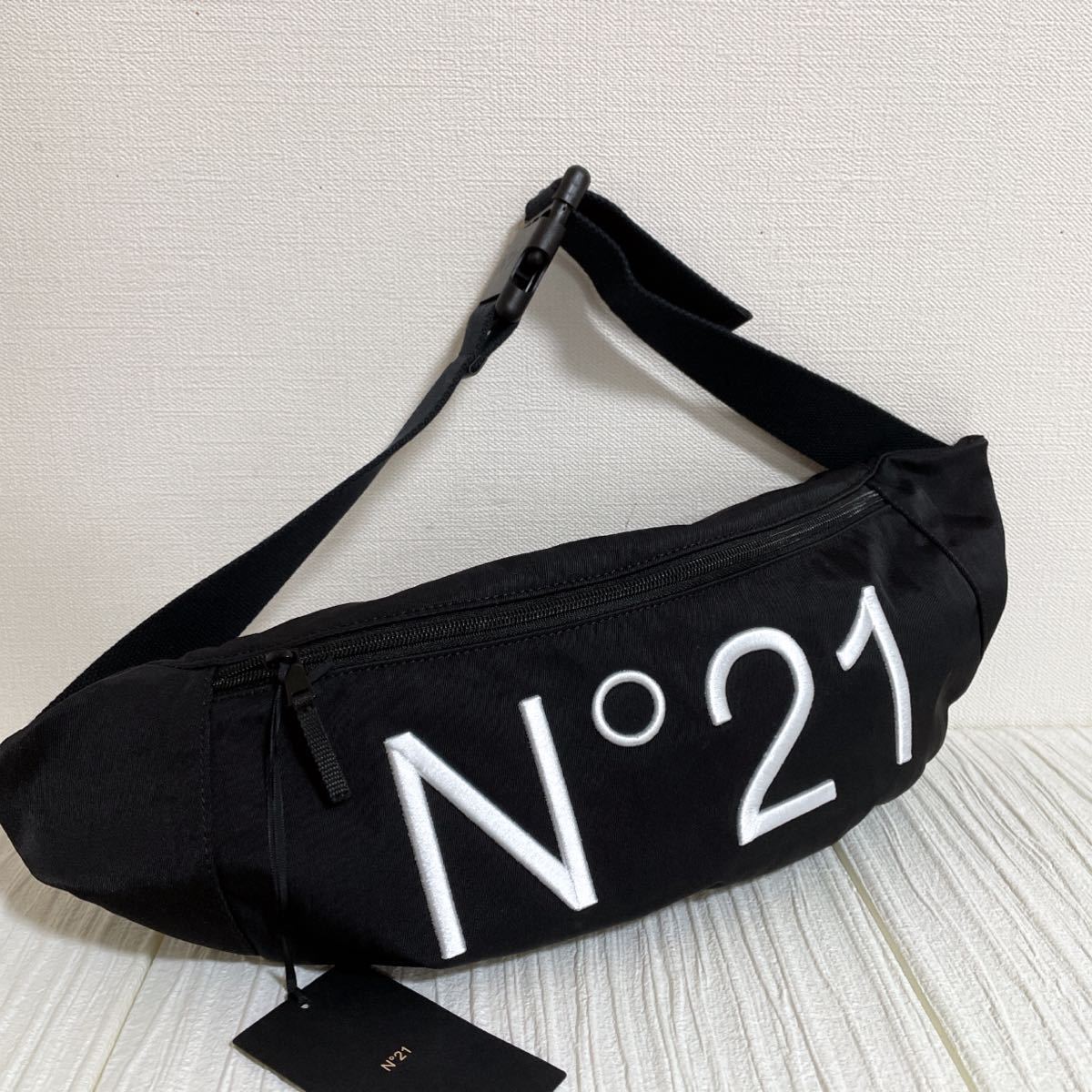正規品・新品 Nº21ヌメロヴェントゥーノ パデッドベルトバッグ ボディ
