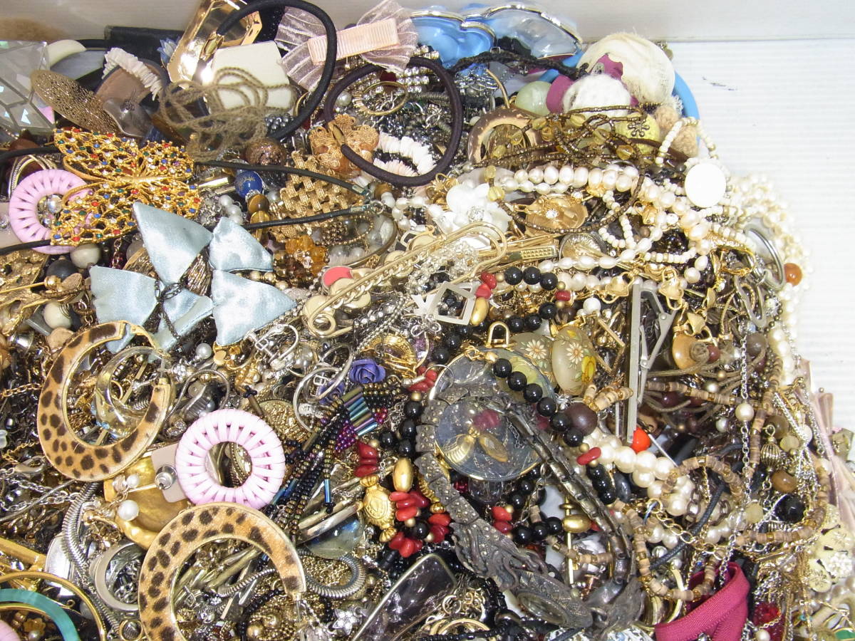 ②1円~ ジャンク アクセサリー 大量 約9キロ ネックレス/ピアス/イヤリング/ブレスレット/指輪/リング/カフス/タイピン/貴金属 まとめて