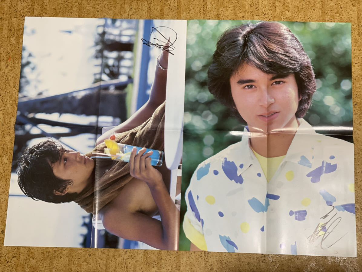 昭和雑誌の付録河合奈保子、柏原芳恵ポスター/パイナップル柄ビキニ水着で足裏に砂つけたりすねに水や足を組んでいい笑顔リラックスの様子 6