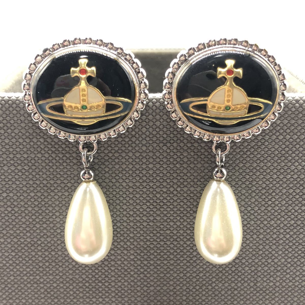 ヴィヴィアンウエストウッド エナメルボタンパールピアス - アクセサリー ヴィヴィアンウエストウッド エナメルボタンパールピアス - アクセサリー