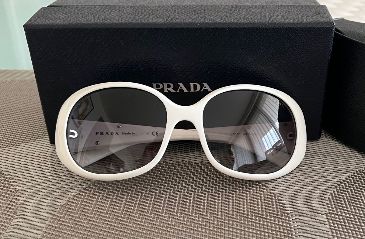 PRADA】 サングラス 白 メガネ幅約14cm サングラス ケース共に PRADA】 サングラス 白 メガネ幅約14cm サングラス ケース共に