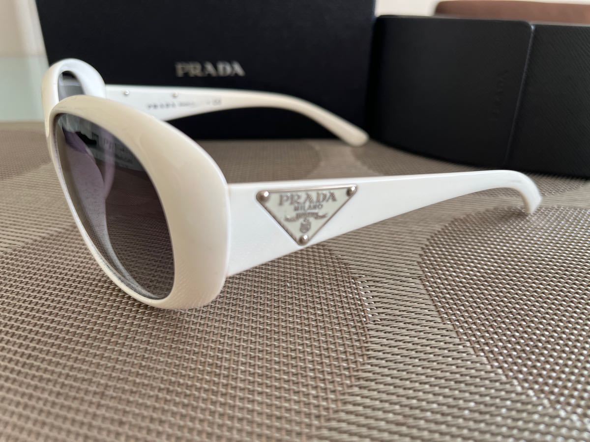 PRADA】 サングラス 白 メガネ幅約14cm サングラス ケース共に PRADA】 サングラス 白 メガネ幅約14cm サングラス ケース共に