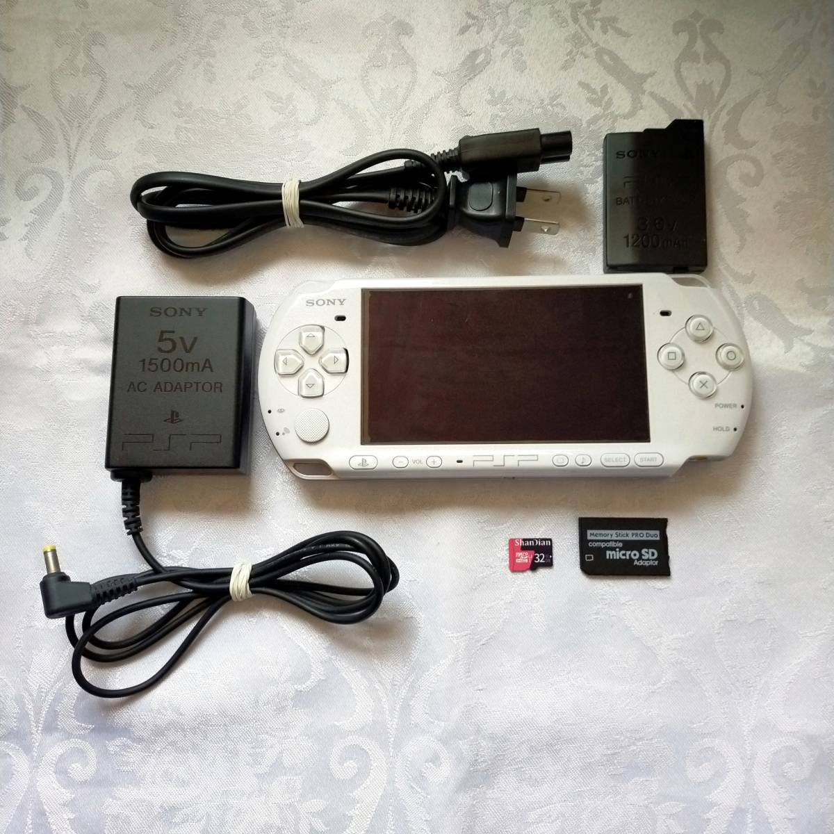 PSP 3000 すぐ遊べるセット(ホワイト) 32GB(メモリースティック