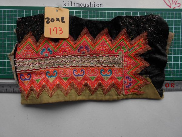 手刺繍布はぎれモン族Hmong　No.173.20 x8 cm　 山岳民族　ラオス　タイ　インドシナ　30-40年くらい前のもの 手芸材料_画像2