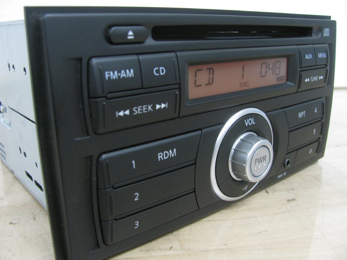 [103671-A]日産純正 200mmワイド CDユニット CDデッキ フロントにAUX端子装備 高機能オーディオ 動作良好_画像3