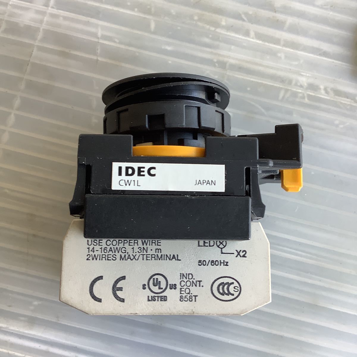 通電確認済み　IDEC 和泉電気　GW1LーM1 E10 Q4 G L E D電球付き24V 　22パイ 押しボタンスイッチ　長期在庫保管品の放出品_画像2