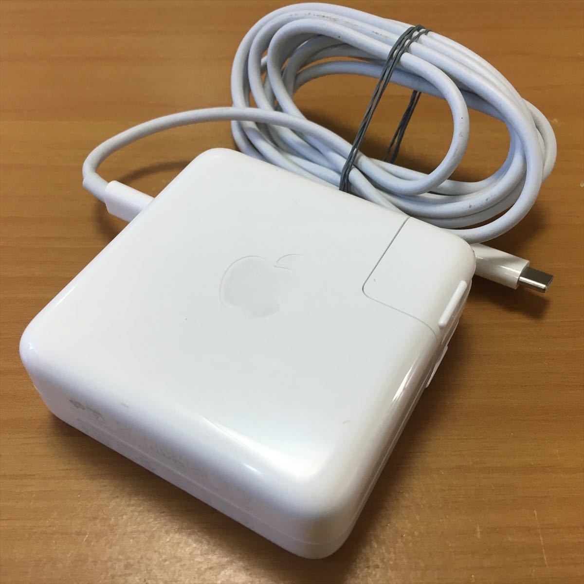 2) 純正品 Apple MacBook Pro用 61W USB-C POWER ADAPTER ACアダプタ A1718_画像2