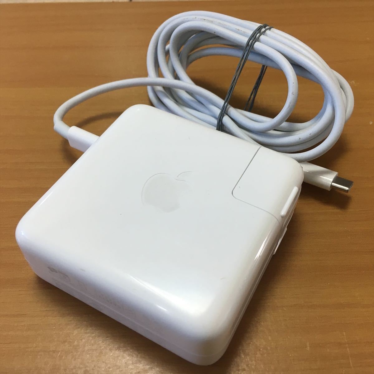 2) 純正品 Apple MacBook Pro用 61W USB-C POWER ADAPTER ACアダプタ A1718_画像1
