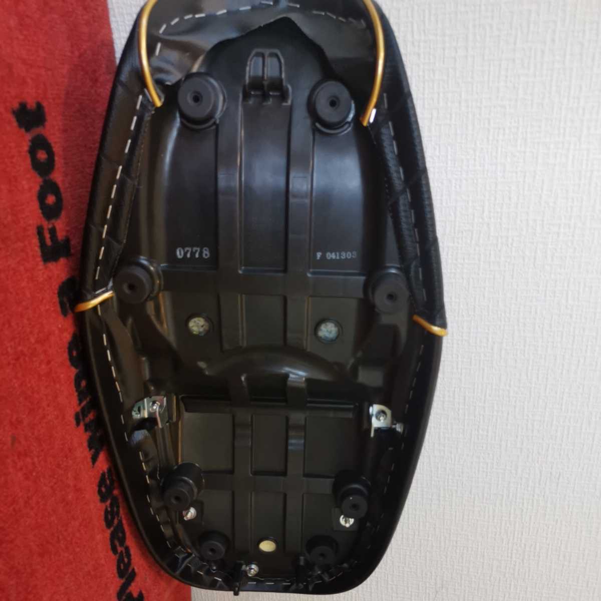 Z900RS コンプリートシート 座面カーボン/サイドブラック Z900RS コンプリートシート 座面カーボン/サイドブラック