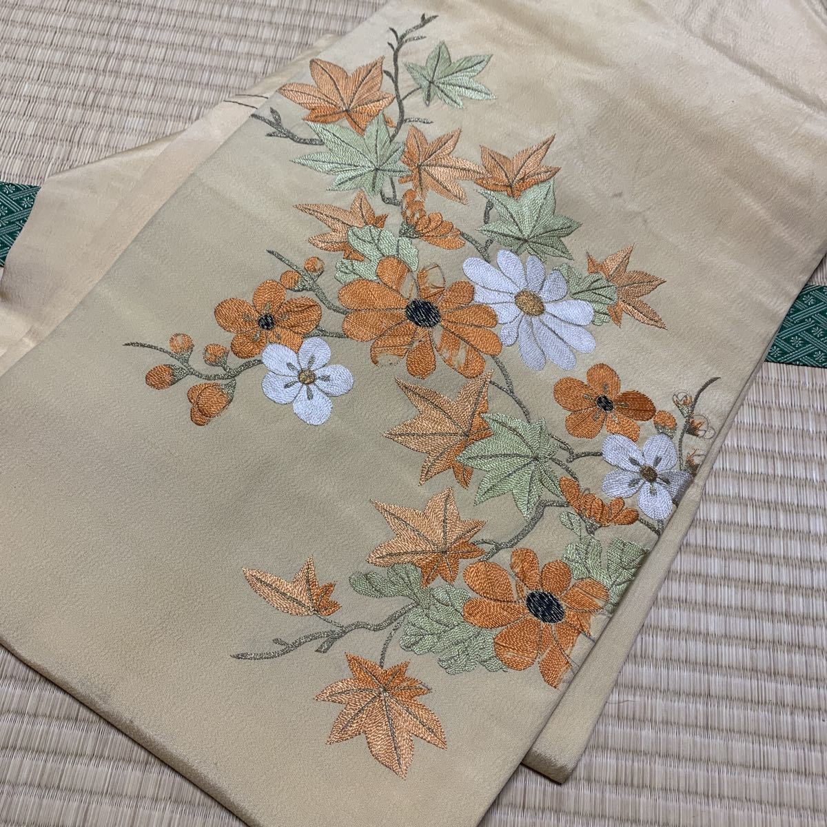 アンティーク名古屋帯 日本刺繍 枝花と紅葉 ベージュ難あり/fz001/刺繍帯縮緬銘仙紬小紋長羽織大正ロマン衣装ハンドメイドリメイク和小物_画像1