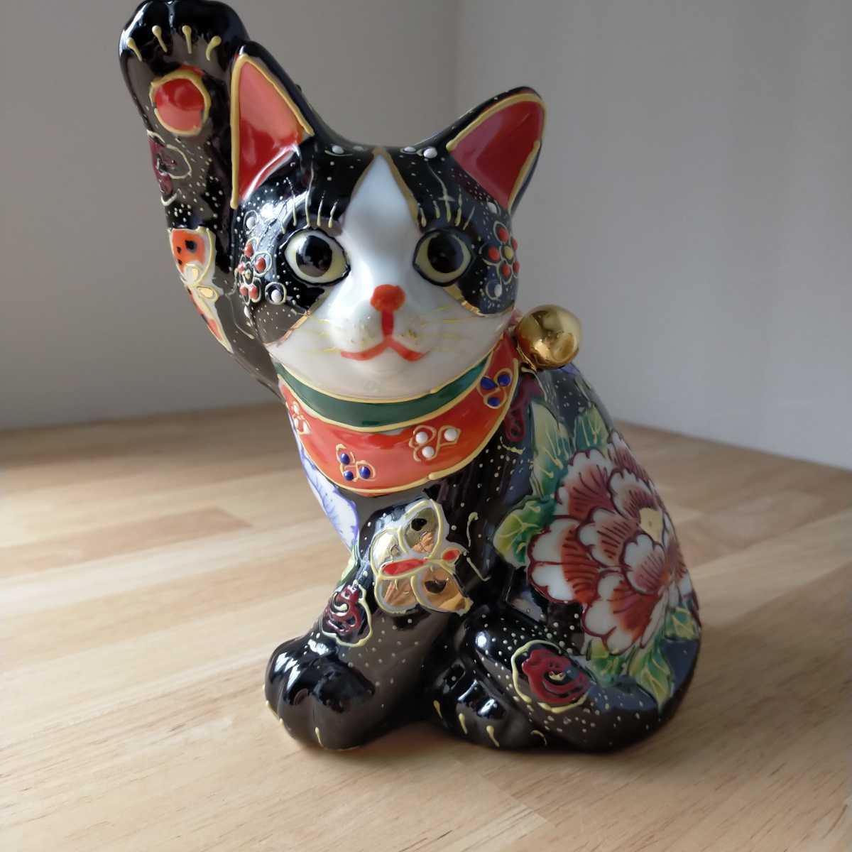 匿名配送】横座り 招き猫 黒盛 花と蝶 九谷焼 新品未使用 九谷焼 招き猫 黒盛 花と蝶 新品未使用 縁起物 商売繁盛 ラスト1