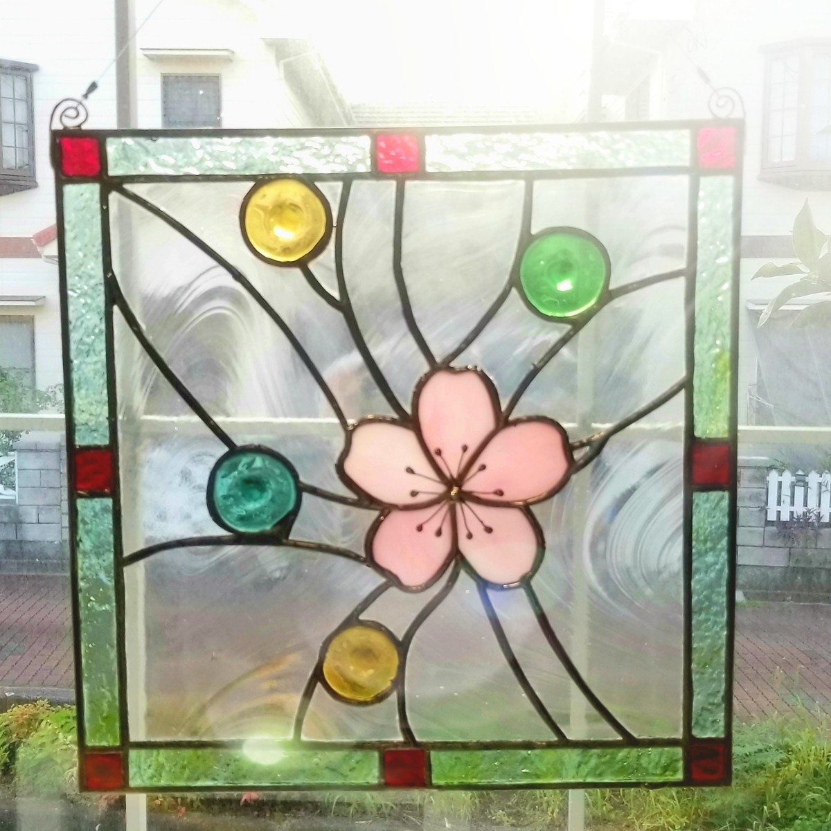 ステンドグラス　桜モチーフのパネル　ロンデルガラス使用(スタンド付)