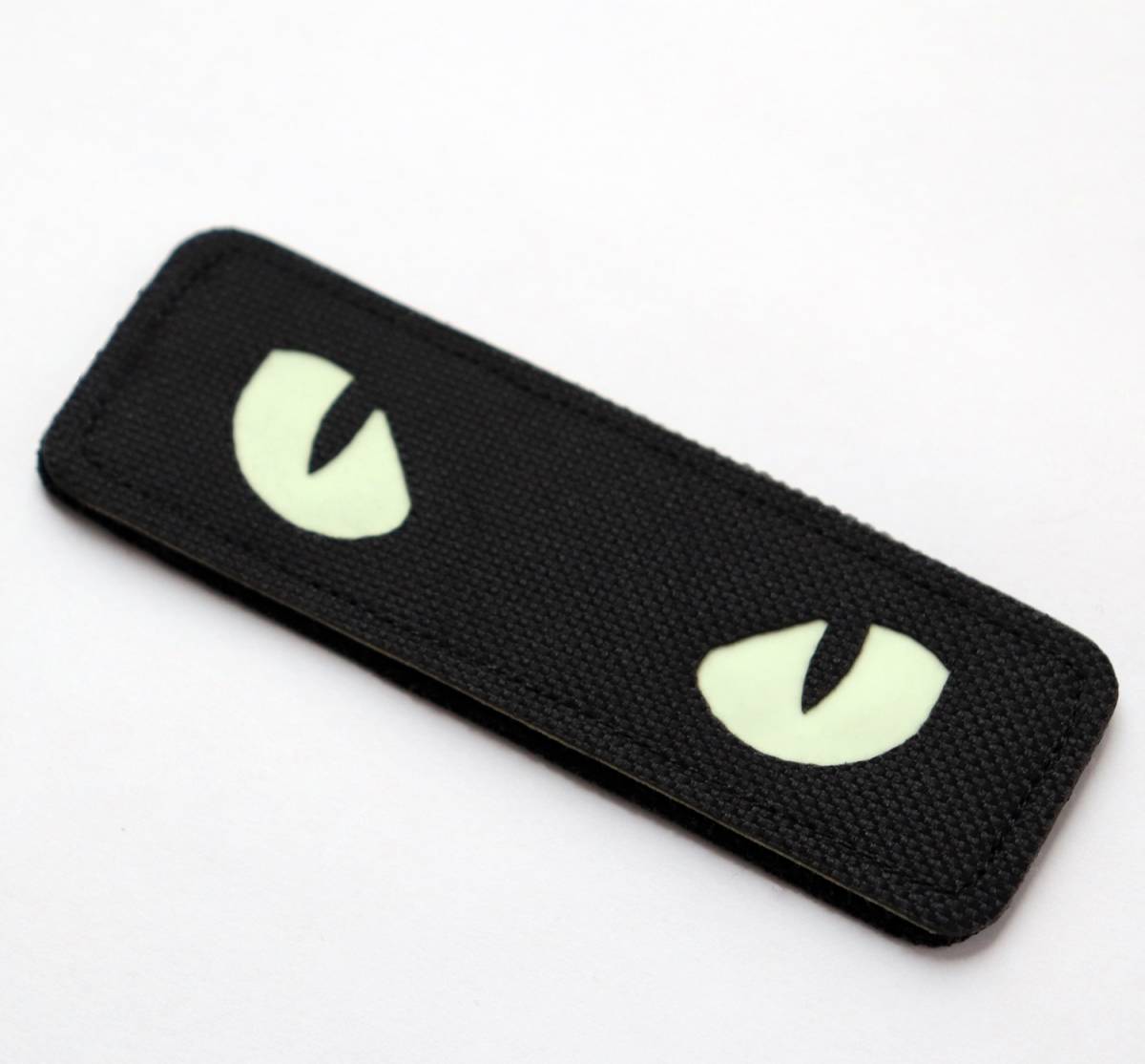 ワッペン 猫の目 蓄光・発光素材 マジックテープ（ベルクロ・面ファスナー）着脱式 ミリタリー サバゲー ネコの目が光る刺繍パッチ (黒)