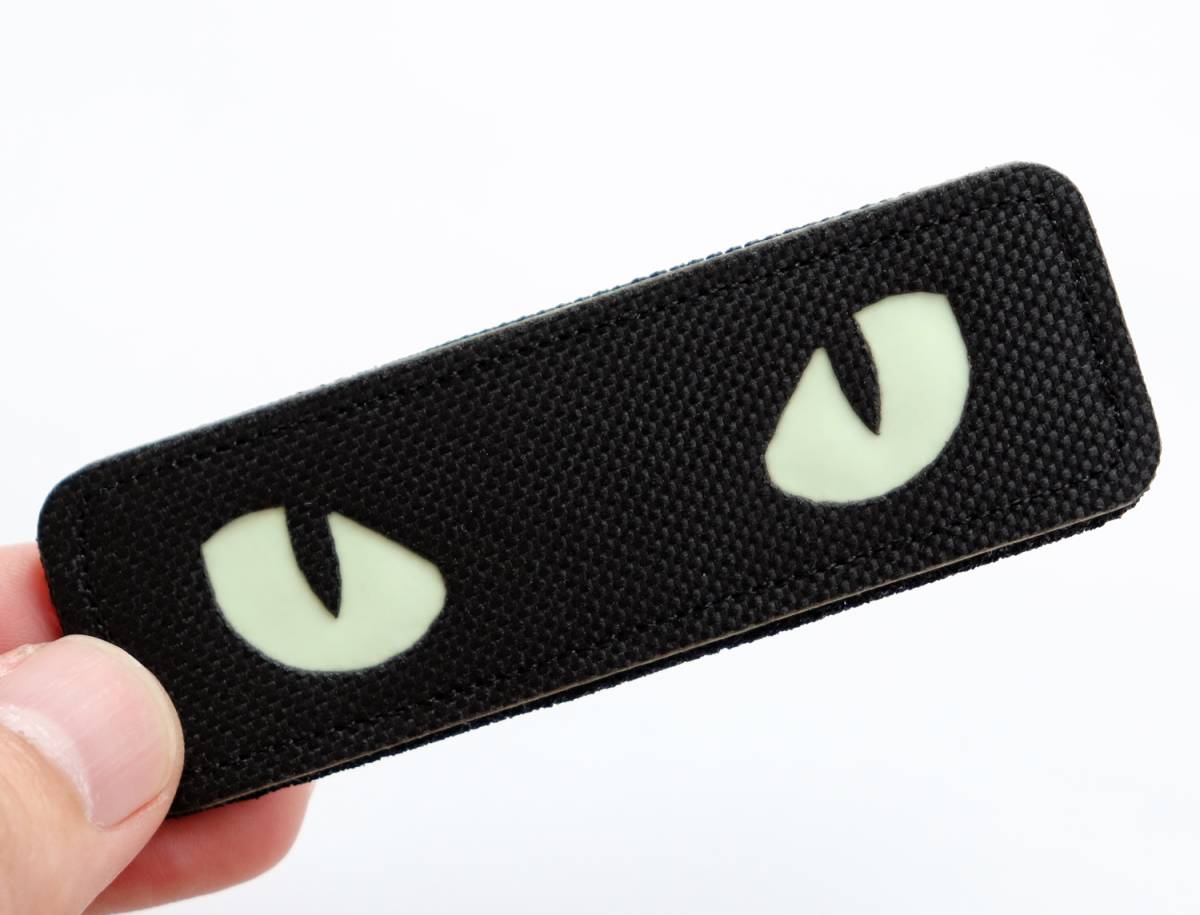 ワッペン 猫の目 蓄光・発光素材 マジックテープ（ベルクロ・面ファスナー）着脱式 ミリタリー サバゲー ネコの目が光る刺繍パッチ (黒)